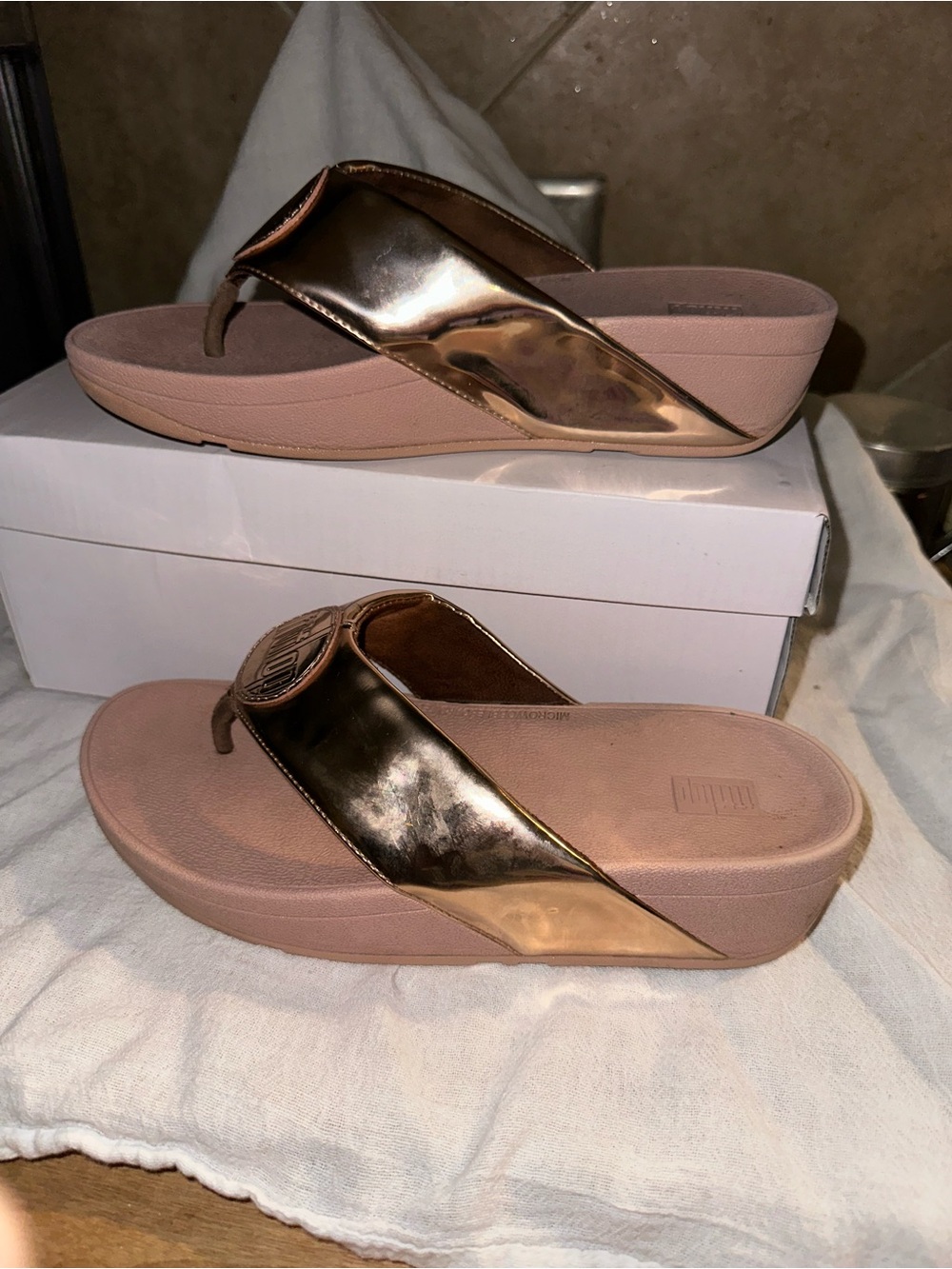 OBO !Women’s fit flop  sandals gold size 6 I only won a couple times gold